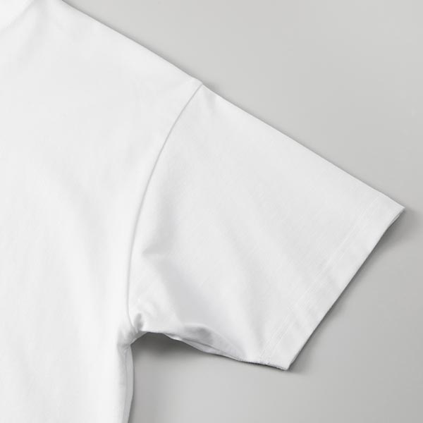 アームホールはオーバーロック始末、袖口は2本針始末