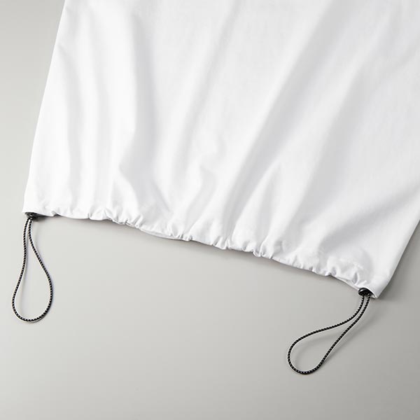 裾口はドローコードで調節可能