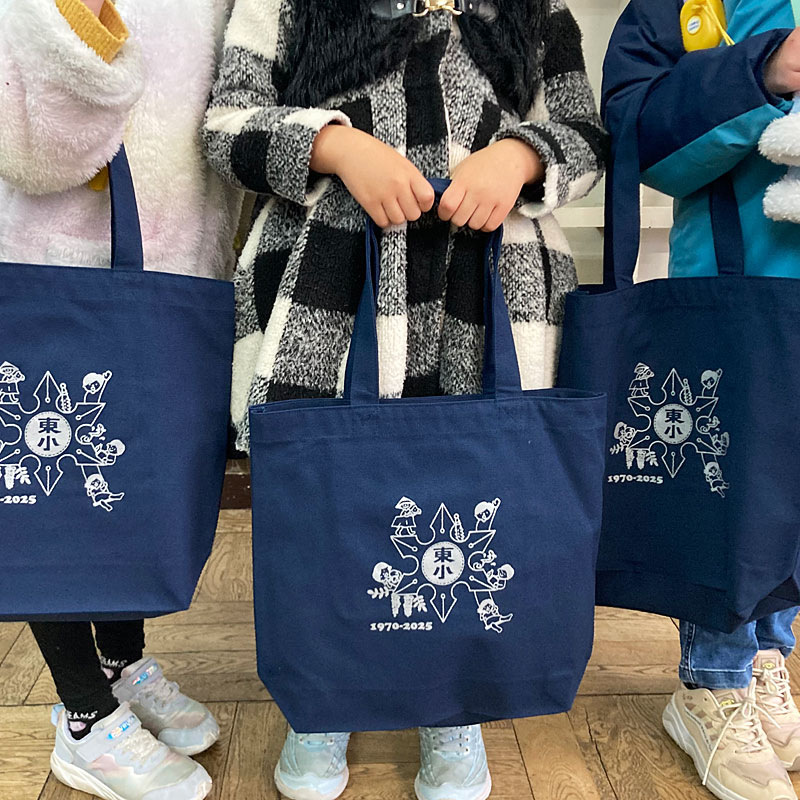 制作事例 086ネイビー シルクスクリーンプリント 表面プリントサイズ:W150×H148mm プリントカラー:シルバー