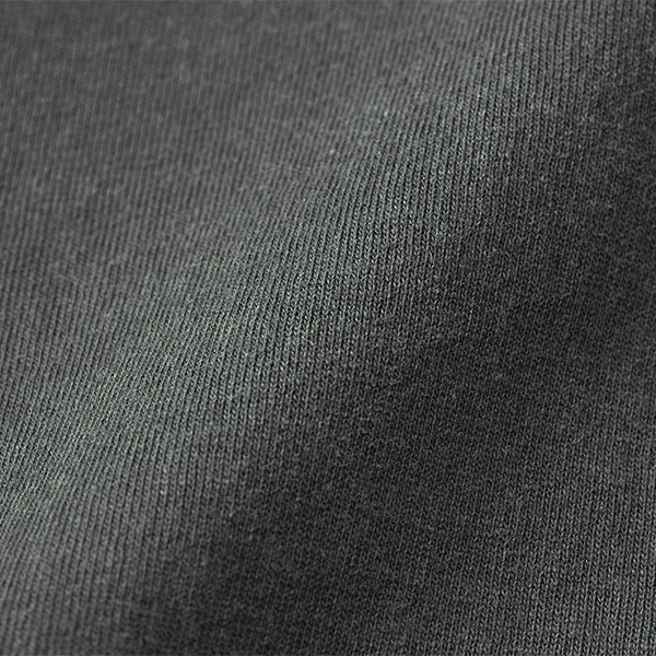 製品ボールバイオウォッシュによるダメージ加工で、古着のようなフェード感と風合いを実現