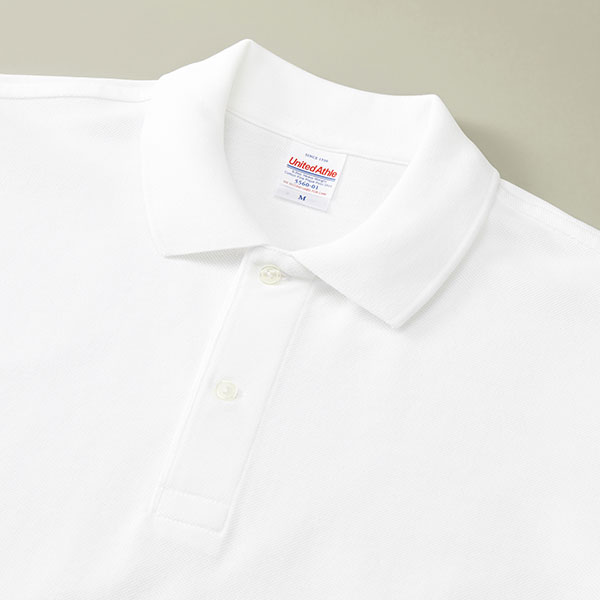 上品で光沢感のある2つ穴ボタン。エリはリブ仕様。