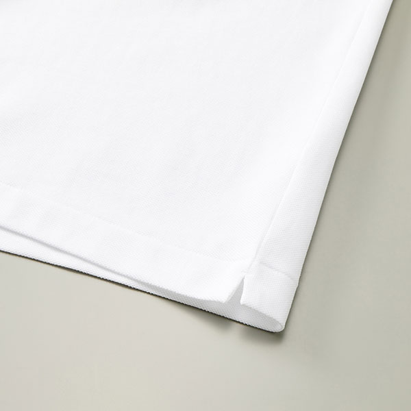 左右の裾脇にはスリット入り