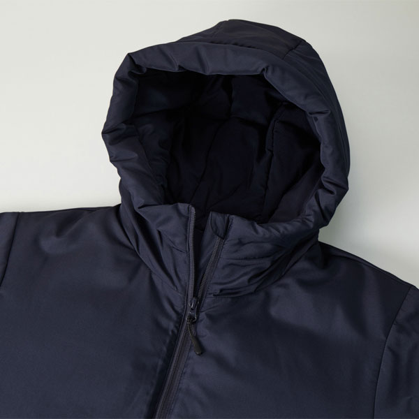 脱いだりかぶったりしやすい大きめの中綿入りフード、首もとは風の侵入を防ぐハイネック仕様 チンガード付き