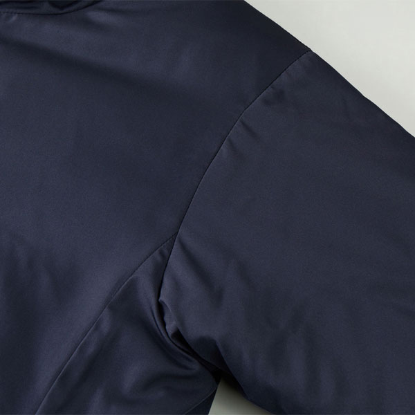 袖付けはセットインスリーブ仕様