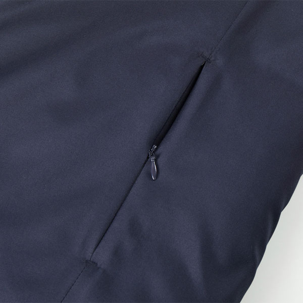 サイドポケットはコンシールファスナー仕様