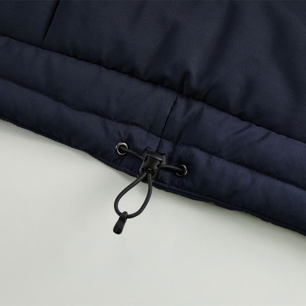 裾口には風の侵入やウェアのバタつきを調整できるドローコード付き