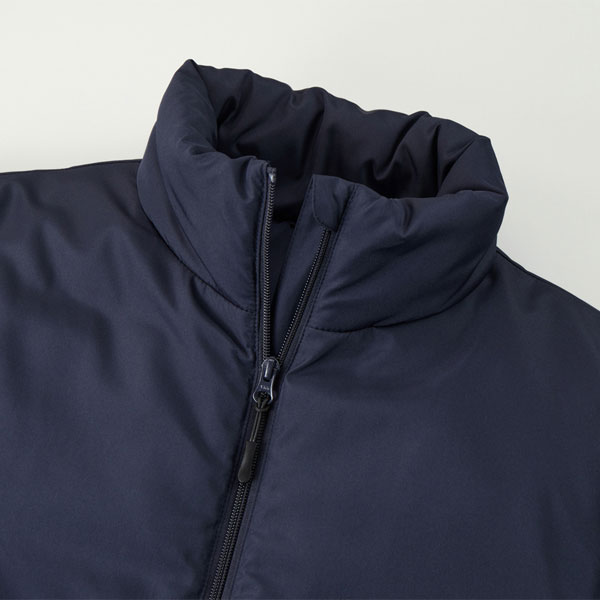 首もとは風の侵入を防ぐスタンドネック仕様、チンガード付き