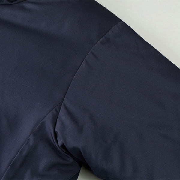 袖付けはセットインスリーブ仕様