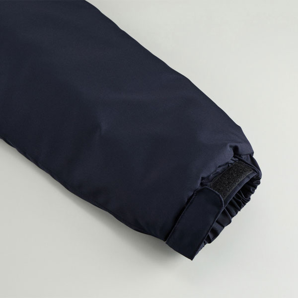 袖口はシャーリングと面ファスナー仕様