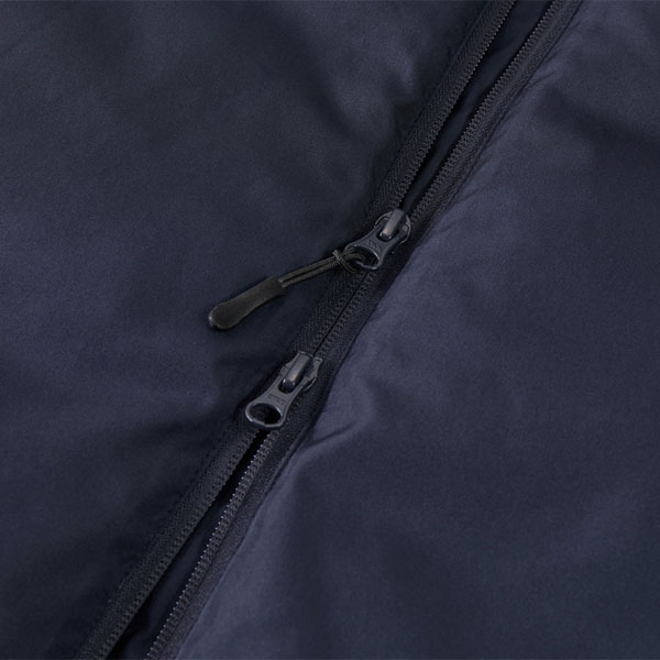 ファスナーはYKK社製 DALH型ダブルスライダーの裏使い仕様、引き手にはジッパータブ付き