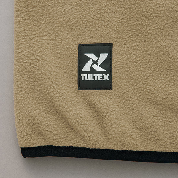 背中すそに「TULTEX」ネームロゴ付き。裾にもストレッチ性のバインダーを使用しています。