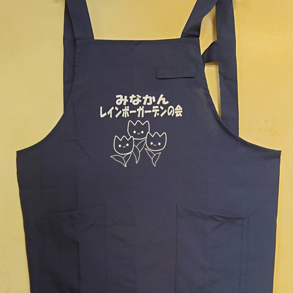 制作事例　エプロンカラー:C-5ネイビー　シルクスクリーンプリント　胸プリントサイズ:W180×H154mm プリントカラー:ホワイト