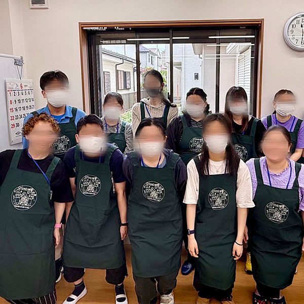 制作事例　エプロンカラー:C-62モスグリーン　シルクスクリーンプリント　胸プリントサイズ:W150mm×H150mm プリントカラー:ホワイト