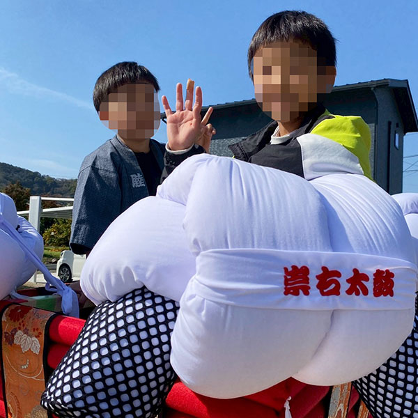 制作事例 W白 刺繍サイズ:W134mm×H30mm 刺繍書体:勘亭流　お孫さまのために手作りされた“ちょうさ太鼓台”に結ぶハチマキを制作しました。